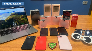 Smartphone rubato localizzato all’aeroporto, arrestato 44enne trovato in possesso di altri sei telefonini